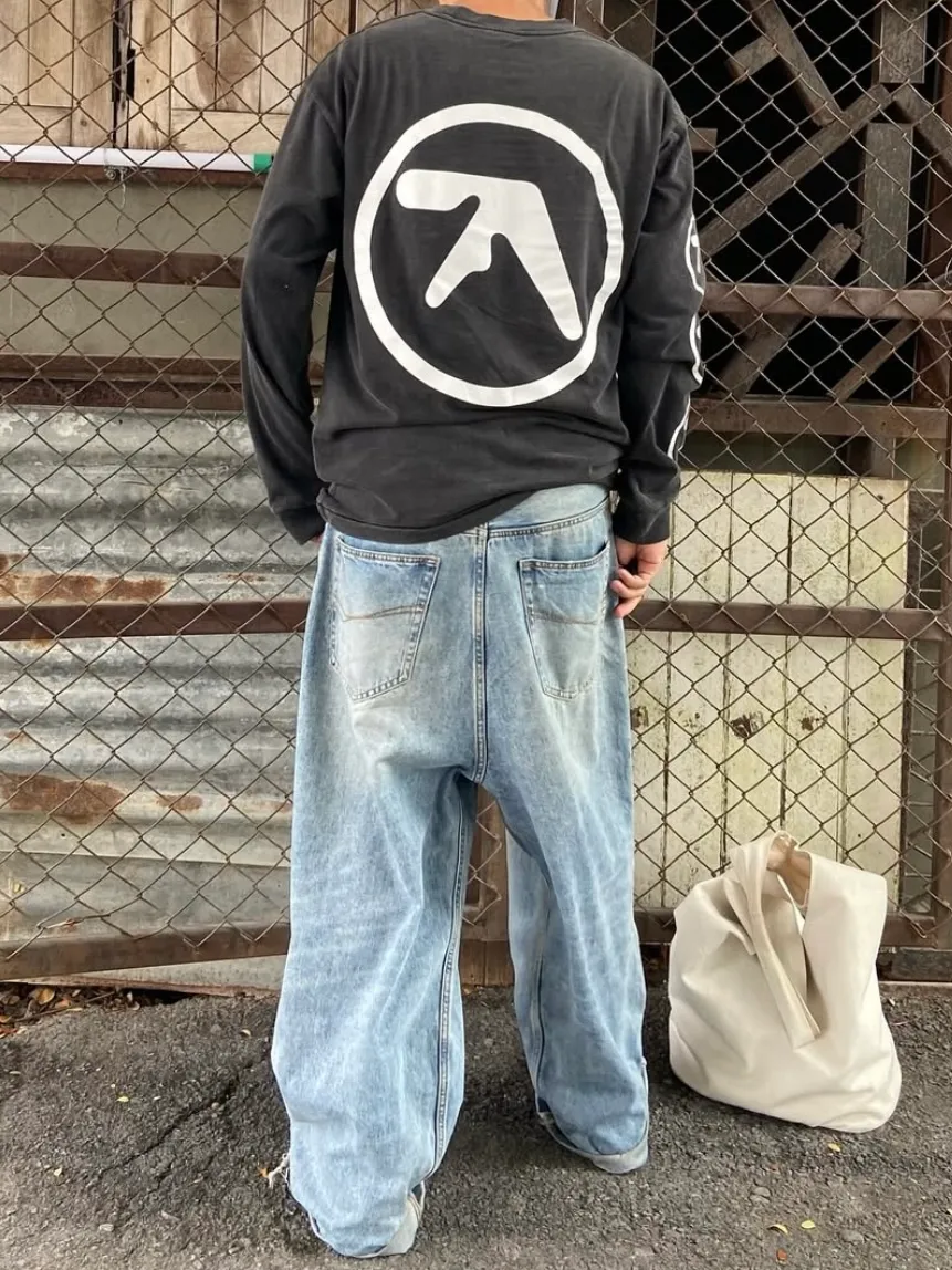 P158 # CTS-93 [Same as Slim Eso] Saint × Aphex Twin Electronic Ghost Album Joint Long Sleeves Original washed 280g heavyweight fabric Retro single stitch heaven and earth stitch technology Heavy Assute fermentation mill washing water Size: S M L XL The rhapsody of electronic ghosts, the subversive of the Saint Michael joint universe.    If underground electronic music has a god, Aphex Twin must be the rebellious creator wearing a smiley mask. He uses industrial noise as a pen and uses broken beats to carve out the sounds of the future in the chaos of synthesizers. From the distorted faces in "Windowlicker" to the thrilling MV of "Come to Daddy", this British electronic wizard has never stopped tearing reality apart with sound and vision. His music is a collision of sophisticated codes and out-of-control emotions, like an old-fashioned TV set that has been hacked, with the gibberish of the cyberworld hidden in the flickering snowflakes.    And when Saint Michael printed Aphex Twin's iconic "smiley face logo" on clothes, the joint branding had already gone beyond the superposition of commercial symbols. Iconic fonts and symbols, and pixel glitch textured prints, are just like the visual afterimages that erupt when Aphex Twin bombards the eardrums with an 808 drum machine. This is not only a tribute to underground electronic music from street culture, but also a ceremony to unblock the black box of subculture, allowing the rave soul in the club’s undercurrent to be wrapped in Saint Michael’s street retro trend blood and complete the rebirth of cyberpunk in the wardrobe of Generation Z.    When you wear this co-branded long-sleeve piece, remember to put on your headphones and play "#3/Rhubarb". You may be able to hear the electronic buzz hidden in the single stitching reorganizing your DNA. Tribute to Aphex Twin!    Customized 265g (weight can reach 280g after washing) 100% pure cotton special washed fabric that is consistent with the original. With the blessing of imitation sun-blasted sandblasting and fading + Assute fermentation washing and other processes, the cotton feeling on the surface of the fabric is well presented. Both the texture and hand feel are ceiling level. After the ready-made garment has undergone a series of heavy washing and distressing processes, the retro and high-end sense of the entire garment is directly to the top. The garment making process of the entire garment adopts Saint The most common and complex single-needle sewing process (commonly known as single-thread heaven and earth stitch) among vintage vintage brands such as Michael